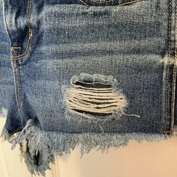 Bullhead women’s denim distressed high rise cut off shorts. Size 28 - Picture 3 of 7